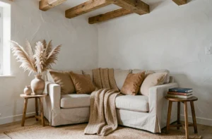 Salon chaleureux décoré en tons terre avec canapé en lin et accessoires naturels dans un intérieur scandinave
